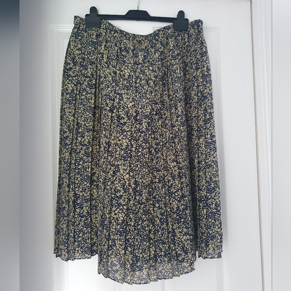 Vintage Cinq Deux Beige & Navy Two Piece V-Neck Blouse & Pleated Skirt - Picture 7 of 12